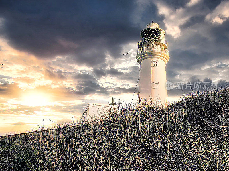 英国东约克郡布里灵顿附近的Flamborough Head灯塔